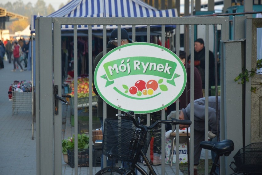 Jesienny rynek przy Mickiewicza w Zduńskiej Woli. Takie są...