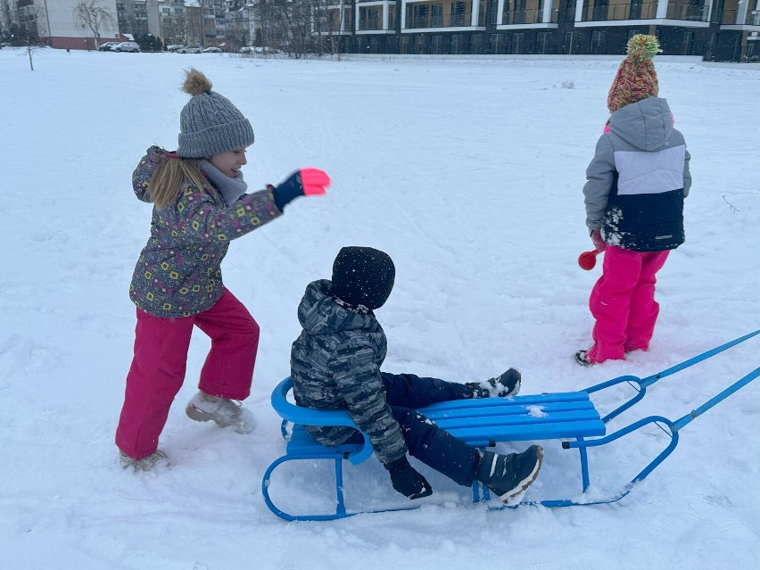 Śnieg sprawił radość dzieciom i dorosłym, pabianiczanie ruszyli na sanki