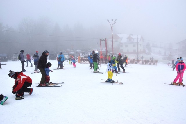 Pierwszy weekend, w którym można było szusować w tym sezonie na Białym Krzyżu przyciągnął mnóstwo narciarzy