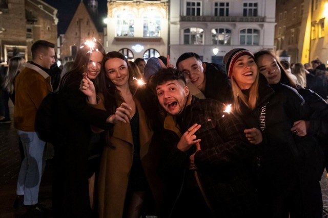 Oficjalnej sylwestrowej imprezy na Rynku nie będzie, ale tradycyjnie wielu mieszkańców i mieszkanek tu przywita nowy rol. Co jeszcze będzie działo się w Krakowie w sylwestrowy weekend? >>>