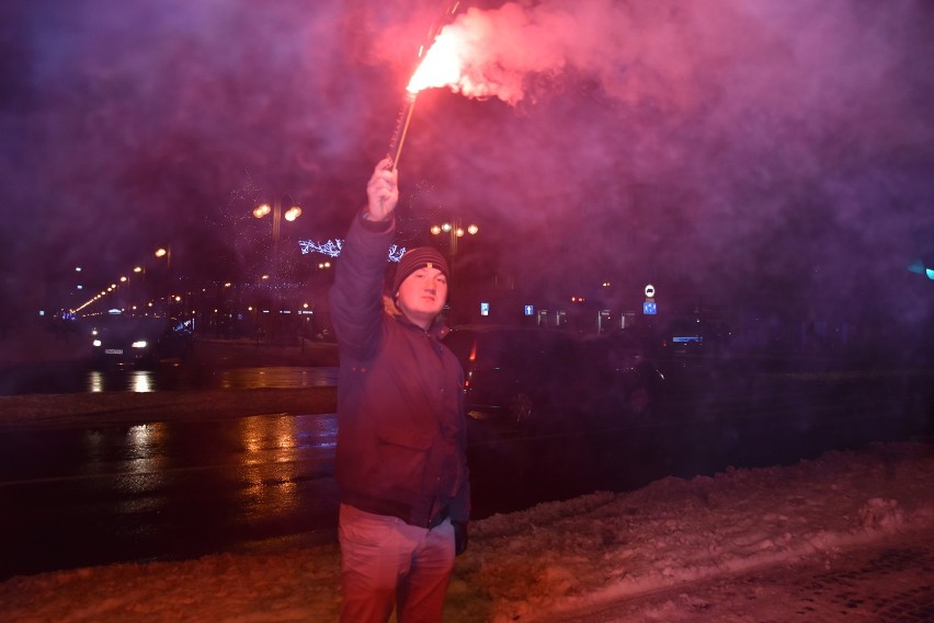 Pielgrzymka kibiców na Jasną Górę 2019. Race przy pomniku bł. ks. Jerzego Popiełuszki ZDJĘCIA