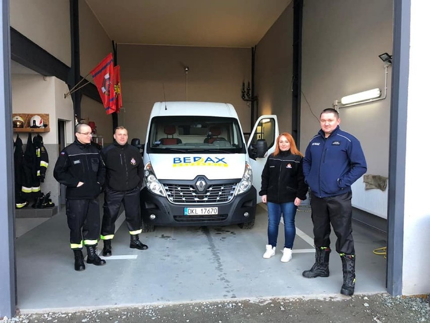 Strażacy z Nowej Rudy-Słupca wręczyli paczki dzieciom z Piszkowic