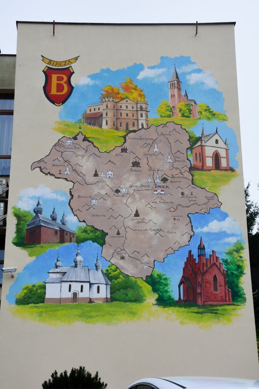 Mural z mapą atrakcji turystycznych w Birczy.
