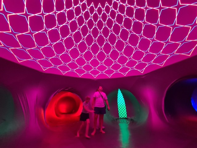 Od 16 do 25 lipca, na pl. Rapackiego w Toruniu można zwiedzać luminarium, czyli niezwykłą, pneumatyczną konstrukcję o powierzchni aż 1000 metrów kwadratowych. Instalację stworzyli brytyjscy artyści z grupy Architects of Air. Bilet wstępu do luminarium kosztuje 15 zł. Do wnętrza dmuchanej rzeźby można wejść od poniedziałku do piątku w godz. 14-20:30 oraz w soboty i niedziele w godz. 13-20:30. - Na pewno będziemy czekać w kolejce, ale warto w tej kolejce poczekać, bo zobaczymy coś, czego nikt poza nami w Polsce nie zobaczy - zachęca Przemysław Draheim z Toruńskiej Agendy Kulturalnej. Mamy dla Was zdjęcia i filmik z wnętrza Luminarium Albesila.