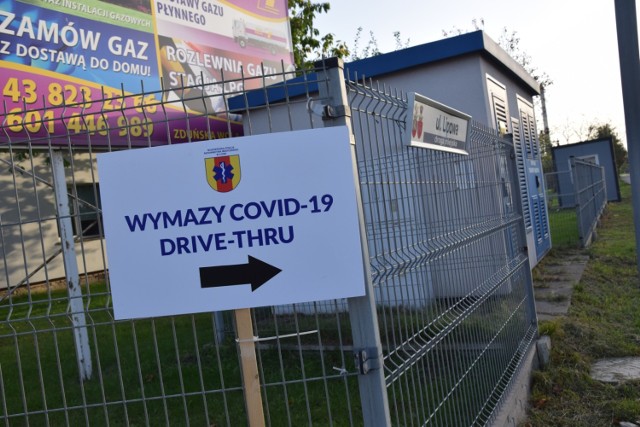 Jak działa punkt pobrań wymazów drive-thru w Zduńskiej Woli? Gdzie jeszcze można zrobić test?