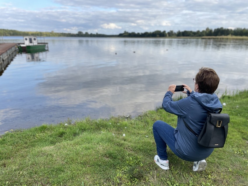 Uczestnicy warsztatów z Kamienia wspólnie z fotografem...