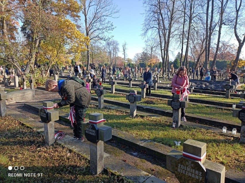 Akcja sprzątania cmentarza wojskowego w Piotrkowie,...