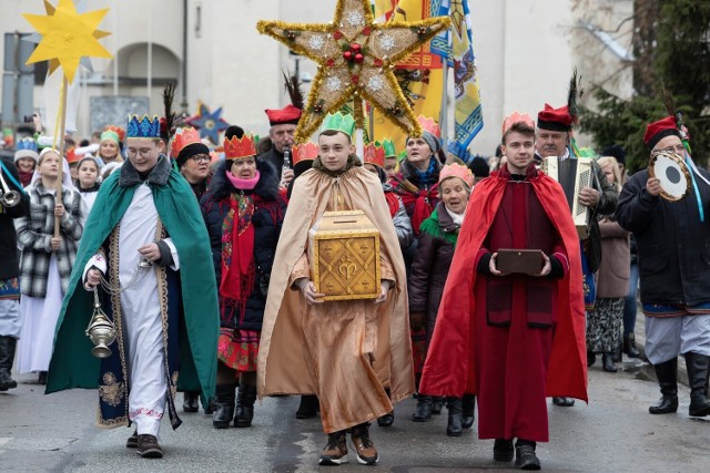 Orszak Trzech Króli przeszedł ulicami Pińczowa w piątek, 6 stycznia. >>>Więcej zdjęć na kolejnych slajdach