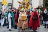 Orszak Trzech Króli 2023 w Pińczowie. Barwny korowód przeszedł ulicami miasta. Zdjęcia