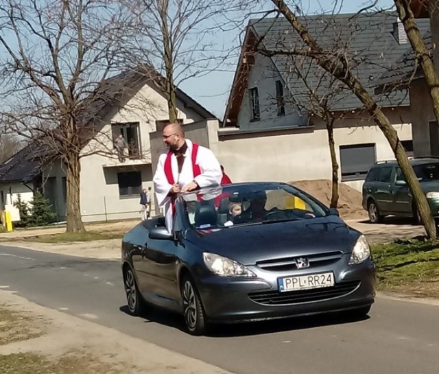 Ksiądz Piotr Górski święcił już z kabrioletu palmy w Niedzielę Palmową.