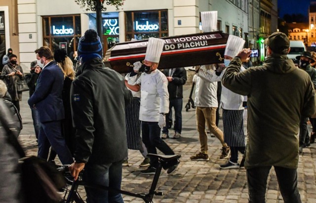 Pierwsze protesty przedstawicieli branży gastronomicznej odbyły się 29 października na Starym Rynku w Bydgoszczy pod hasłem "Gastro Stypa".