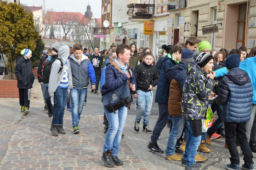 Człuchów. Gimnazjaliści na rynku