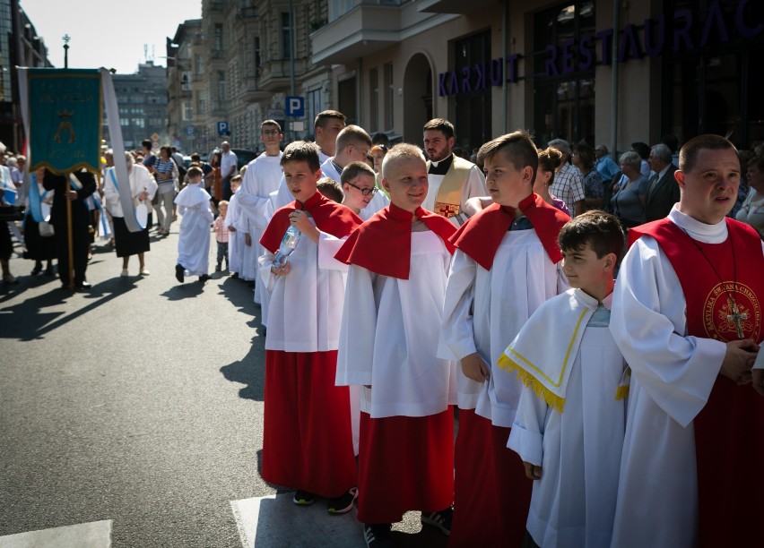 Tłumy wiernych na procesji Bożego Ciała w Szczecinie [ZDJĘCIA, WIDEO]