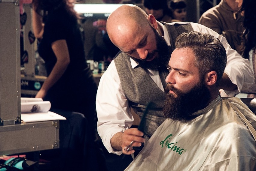 Usługi z zakresu strzyżenia brody i fryzjerstwa męskiego...