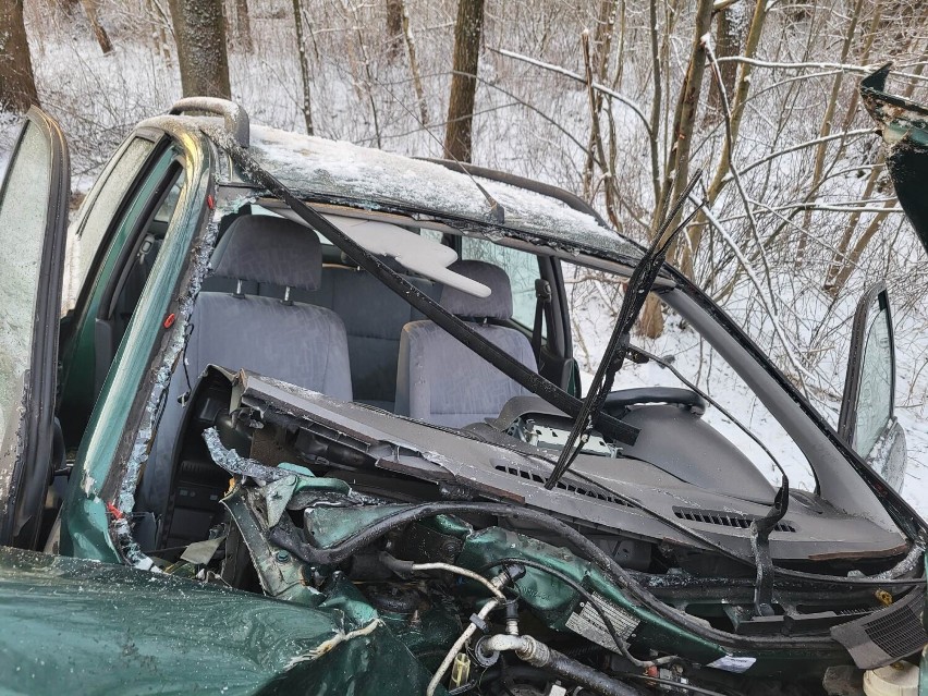 Wypadek na DK48 w Brudzewicach. Samochód uderzył w drzewo....