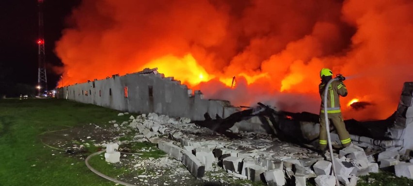4 października w nocy strażacy z Goleniowa i okolic gasili...