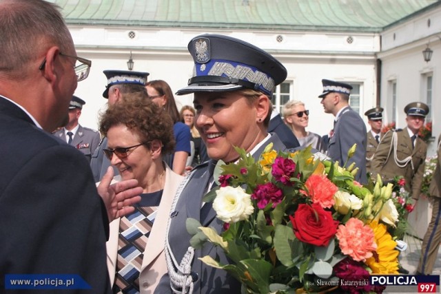 Zastępca Komendanta Głównego Policji, nadinsp. Helena Michalak otrzymała nominację generalską z rąk Prezydenta RP Andrzeja Dudy. Znalazła się ona wśród siedmiu oficerów policji, którzy otrzymali takie nominacje. Nadinsp. Helena Michalak wywodzi się z Gorzowa Wlkp., przez lata związana była z Komendą Wojewódzką Policji.

W Belwederze odbyła się uroczystość mianowania na stopień generalski nadinspektora siedmiu oficerów policji oraz jednego oficera Biura Ochrony Rządu. Postanowieniem Prezydenta RP stopnie nadinspektora Policji otrzymali wszyscy zastępcy Komendanta Głównego Policji. W gronie tym znalazła się nadinsp. Helena Michalak, która przez wiele lat swojej zawodowej kariery związana była z Komendą Wojewódzką Policji w Gorzowie Wlkp.

Zobacz też:  W Lubuskiem przybyło 17 nowych policjantów [ZDJĘCIA]

Nadinspektor Helena Michalak urodziła się 10 stycznia 1969 r. w Gorzowie Wlkp. Jest magistrem finansów i bankowości  - absolwentką Uniwersytetu Szczecińskiego. W 2012 roku ukończyła studia podyplomowe w zakresie logistyki w bezpieczeństwie kraju w Szkole Głównej Służby Pożarniczej. Służbę w Policji pełni od 1996 roku. Szlify oficerskie zdobyła w Wyższej Szkole Policji w Szczytnie, którą ukończyła w 2000 roku. Od początku swojej kariery zawodowej związana była z Komendą Wojewódzką Policji w Gorzowie Wielkopolskim gdzie pełniła służbę m.in. w pionie zajmującym się zwalczaniem przestępczości gospodarczej, czy  w Wydziale Finansów tej jednostki.

Od 2001 roku piastowała stanowiska kierownicze w Komendzie Wojewódzkiej Policji w Gorzowie Wlkp., gdzie w 2001 roku została najpierw Kierownikiem Sekcji I Wydziału Finansów, a następnie w 2002 roku Kierownikiem Sekcji do spraw Budżetu i Wydatków Osobowych. Kolejnym etapem było objęcie w 2003 roku stanowiska Zastępcy Głównego Księgowego-Naczelnika Wydziału Finansów tej jednostki, później w 2004 roku Naczelnika Wydziału Zaopatrzenia i Inwestycji, Naczelnika Wydziału Gospodarki Materiałowo-Technicznej , aż wreszcie w 2011 roku została Zastępcą Komendanta Wojewódzkiego Policji w Gorzowie Wielkopolskim. Służbę na tym stanowisku pełniła do 14 stycznia 2016 r. Minister Spraw Wewnętrznych i Administracji Mariusz Błaszczak, na wniosek Komendanta Głównego Policji powołał ją na stanowisko Zastępcy Komendanta Głównego Policji.

Nadinsp. Helena Michalak jest drugą kobietą w historii Policji, która została mianowana na stopień generalski i jedyną, która obecnie pełni służbę.

Zobacz też:  Nowi policjanci ślubowali w gorzowskiej komendzie (zdjęcia)