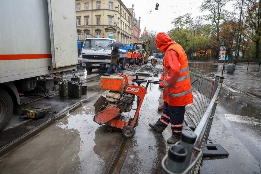 Kraków. Rozpoczęła się naprawa torowiska przy Poczcie Głównej [ZDJĘCIA]  