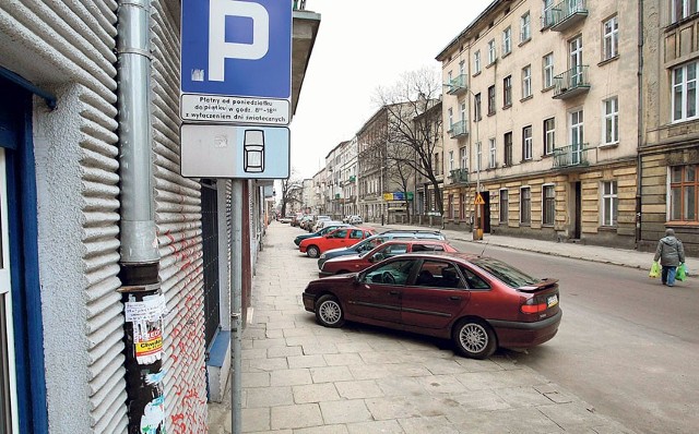 Znak nakazujący parkowanie równoległe zniknął z ul. Próchnika.