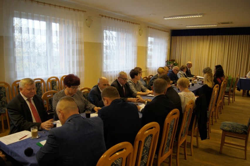 Pierwsza sesja Rady Gminy w Czarnożyłach. Radni i wójt złożyli ślubowanie[FOTO]