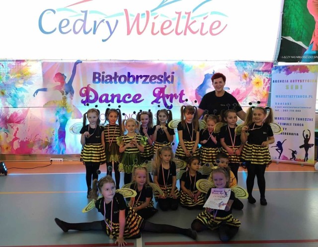 Krasnale zadebiutowały podczas Ogólnopolskiego Festiwalu Tańca w Cedrach Wielkich i od razu zachwyciły, zajmując pierwsze miejsce.