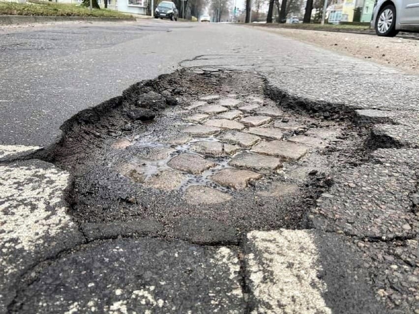 Dziury rosną jak grzyby po deszczu, a kierowcy często w nie...