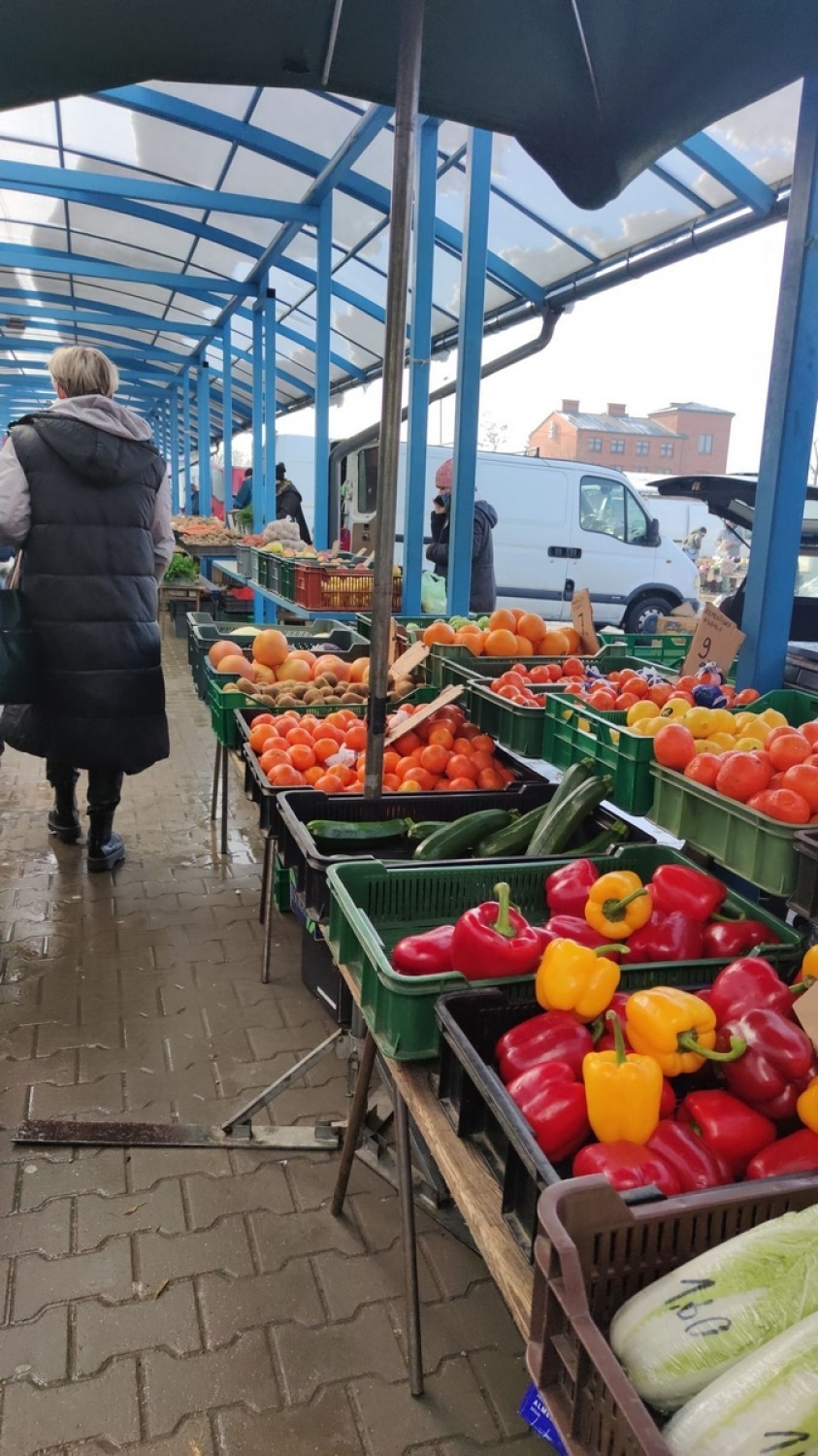 Wiosna na targowisku w Skierniewicach. Po ile warzywa i owoce? [ZDJĘCIA]