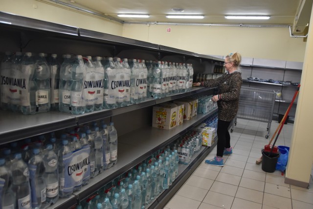 W sklepie socjalnym przy ul. Szujskiego trwa rozkładanie towaru przed zaplanowanym na wtorek wielkim otwarciem. Jednocześnie odbywa się rejestracja przyszłych klientów