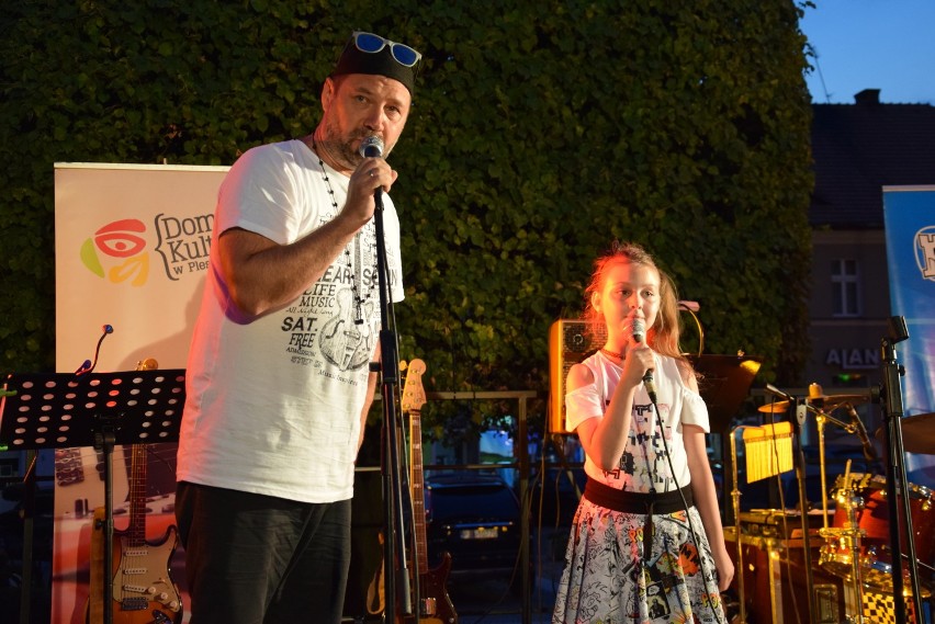 Marzena Ugorna oraz soliści z Domu Kultur zaśpiewali na pleszewskim Rynku