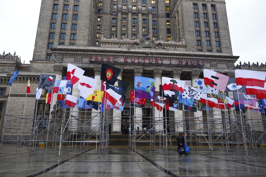 Las kolorowych flag pod Pałacem Kultury. Każda została uszyta przez inną osobę