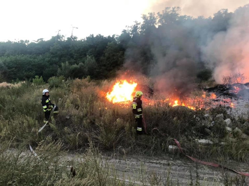 Niespokojna noc w gminie Brodnica. Strażacy gasili dwa...