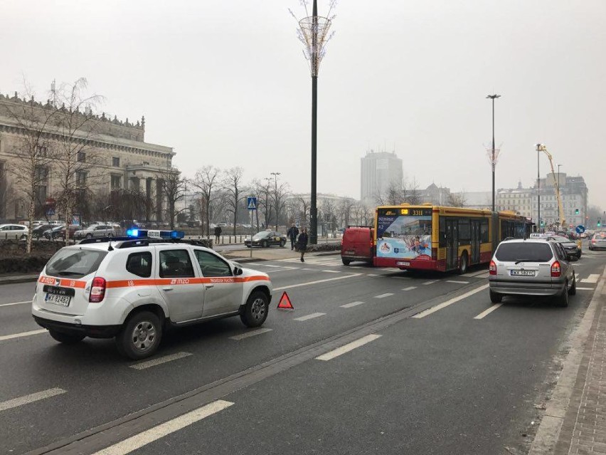 Zderzenie autobusu z samochodem z centrum Warszawy [ZDJĘCIA]