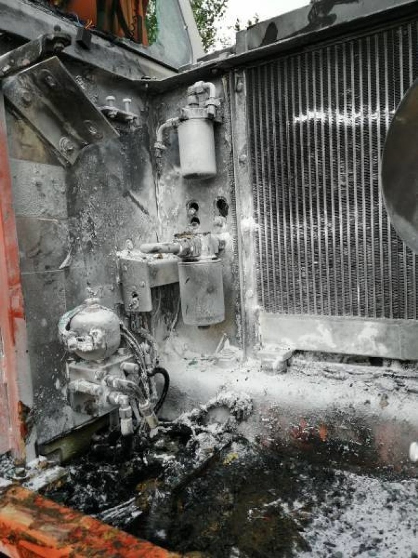 Pożar koparki w Jazowsku. Maszyna zapaliła się podczas prac ziemnych 