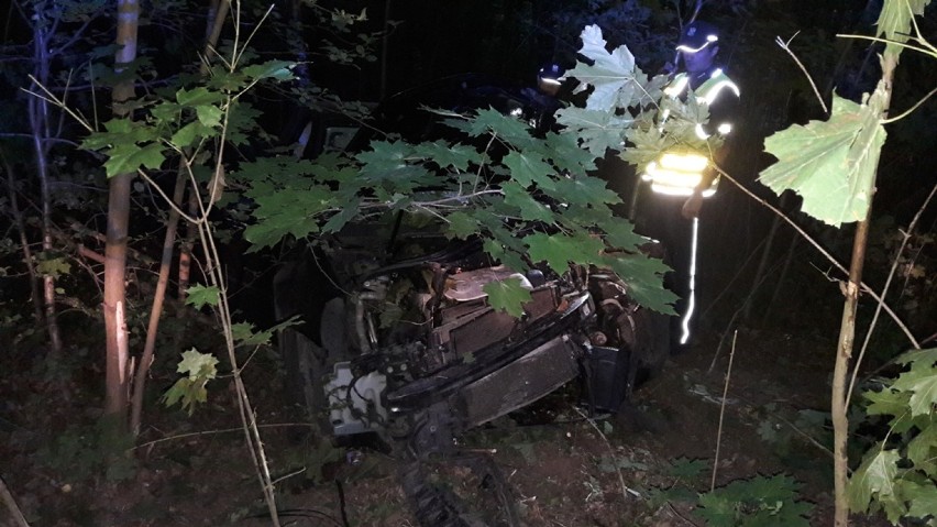 35-letni mieszkaniec Rząśni uciekając przed policją rozbił auto uderzając w drzewo. Trafił do szpitala[ZDJĘCIA]