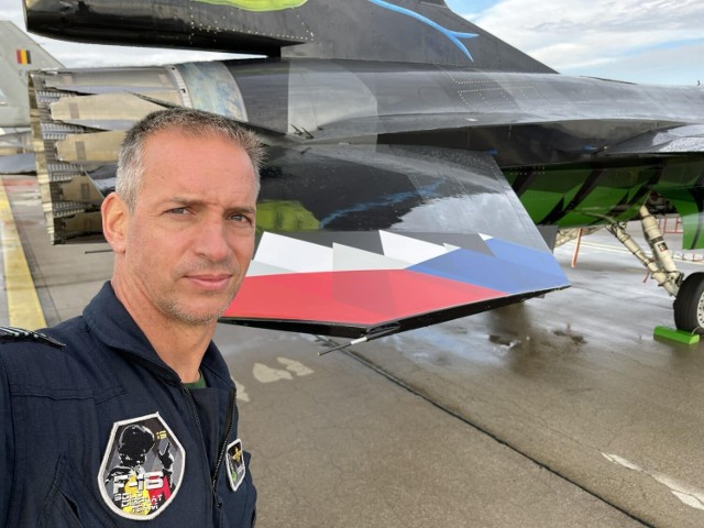 Na radomskim niebie karkołomne figury będzie wykonywał Steven „Vrieske” De Vries, pilot, który na F-16 wylatał ponad 5 tysięcy godzin.