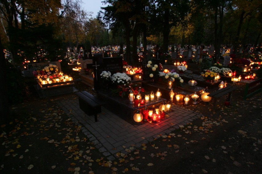 Wieczór na legnickim cmentarzu (ZDJĘCIA)