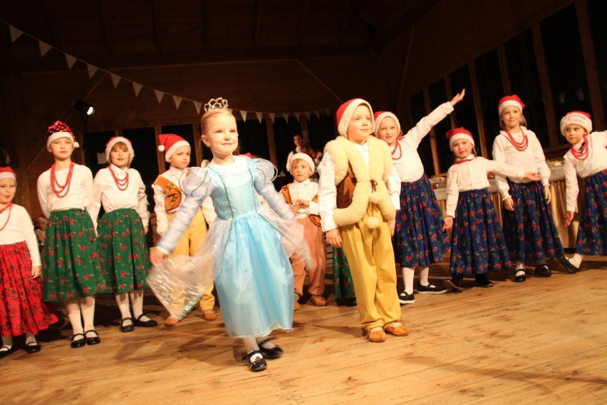 Straszyn: Tańce i śpiewy podczas dorocznej Wigilii Zespołu Pieśni i Tańca "Jagódki" [zdjęcia]