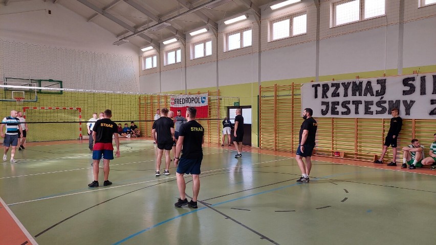 W Sierakoścach rozegrano charytatywny turniej siatkówki. Wszystko dla chorej 14-letniej Julii z gminy Fredropol [ZDJĘCIA]