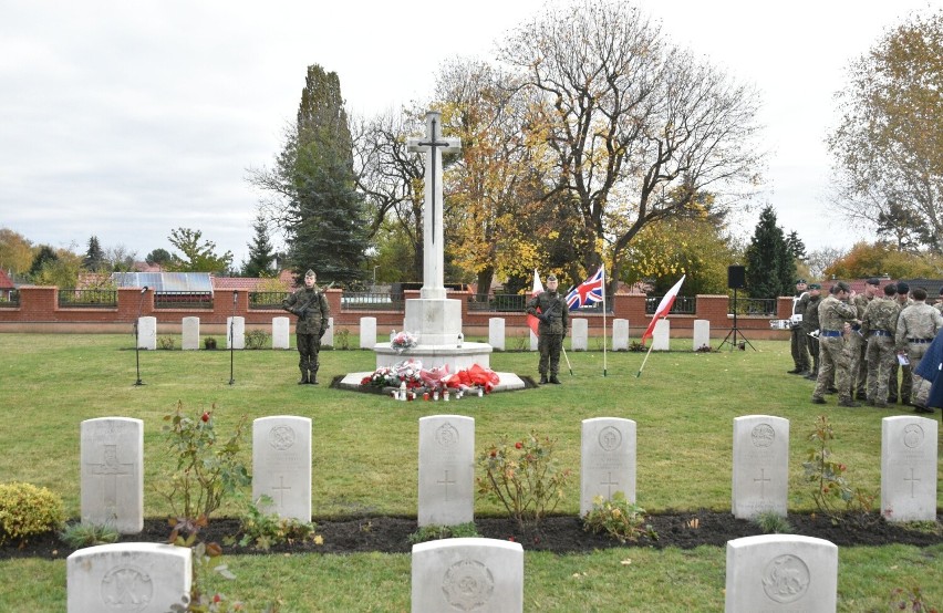 Na Cmentarzu Wojennym Wspólnoty Brytyjskiej co roku odbywa...