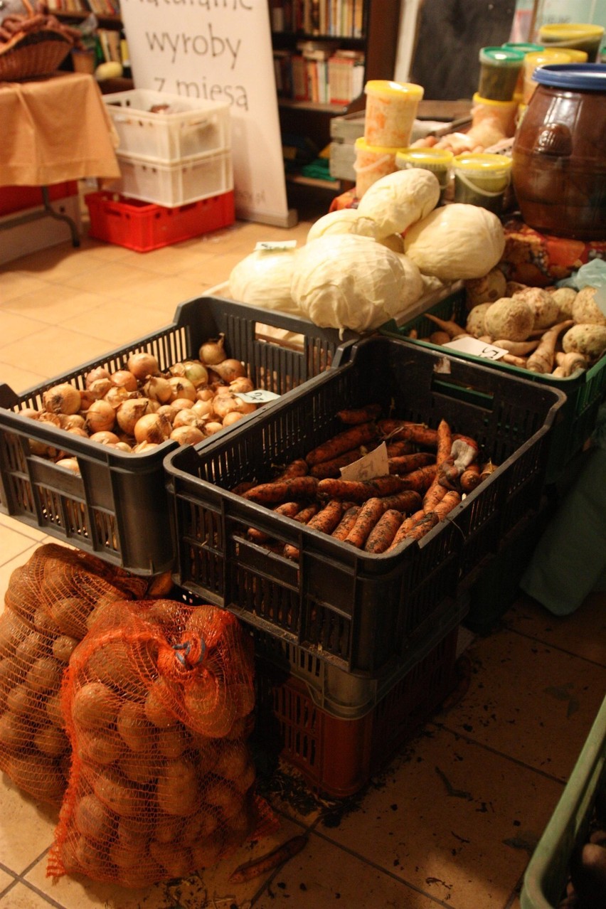 Świeże warzywa, owoce i wędliny bez polepszaczy. Wszystko do kupienia na bazarze&quot;Bo ze wsi&quot; FOT+FILM