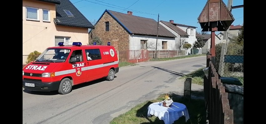 Rokitno Szlacheckie: Ksiądz błogosławił pokarmy z samochodu strażackiego WIDEO