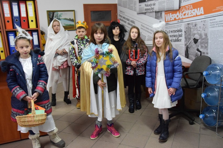 Kolędnicy ze Szkoły Podstawowej nr 6 w Suwałkach odwiedzili redakcję Nowin Suwalskich (zdjęcia)