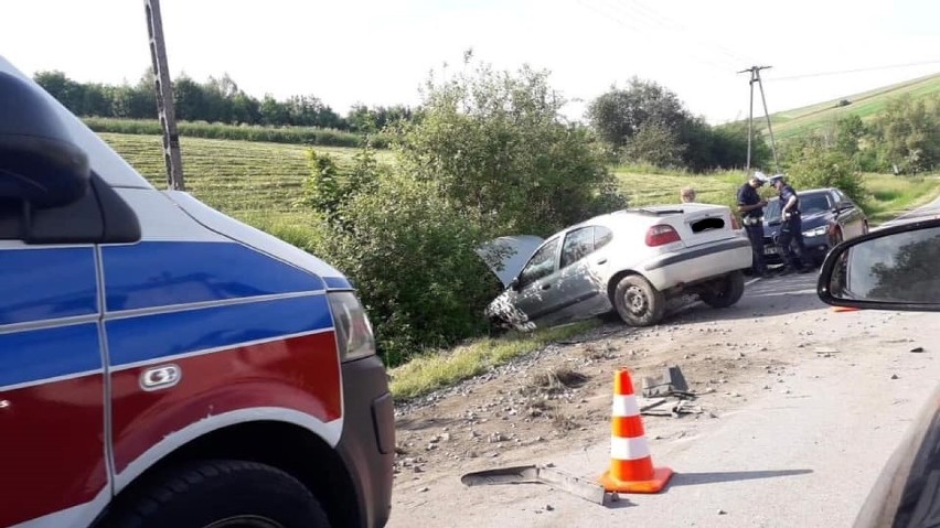 Wypadek Korzenna. Samochód osobowy wypadł z drogi