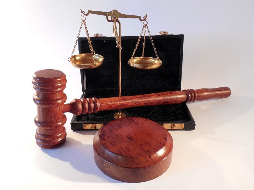Porady prawne udzielane są przez adwokatów i radców prawnych