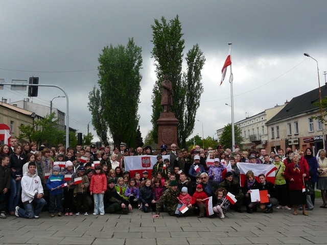 Uczestnicy dzisiejszych obchodów flagi na wspólnym zdjęciu