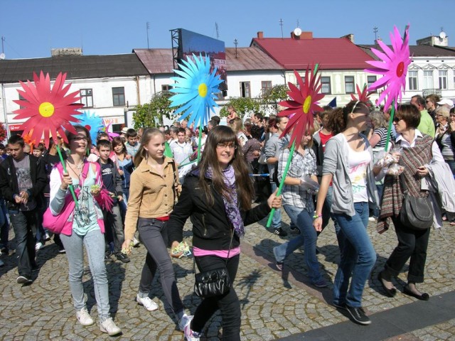 Jak wyglądało Skierniewickie Święto Kwiatów, Owoców i Warzyw kilka lat temu? Obejrzyjmy jeszcze raz paradę świąteczną z 2011 roku i powspominajmy.