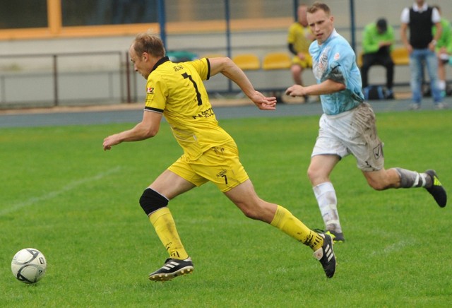 Kamil Jeliński (na żółto) strzelił Tartakowi cztery gole, jego Gryf jednak tylko zremisował w Wudzynie.