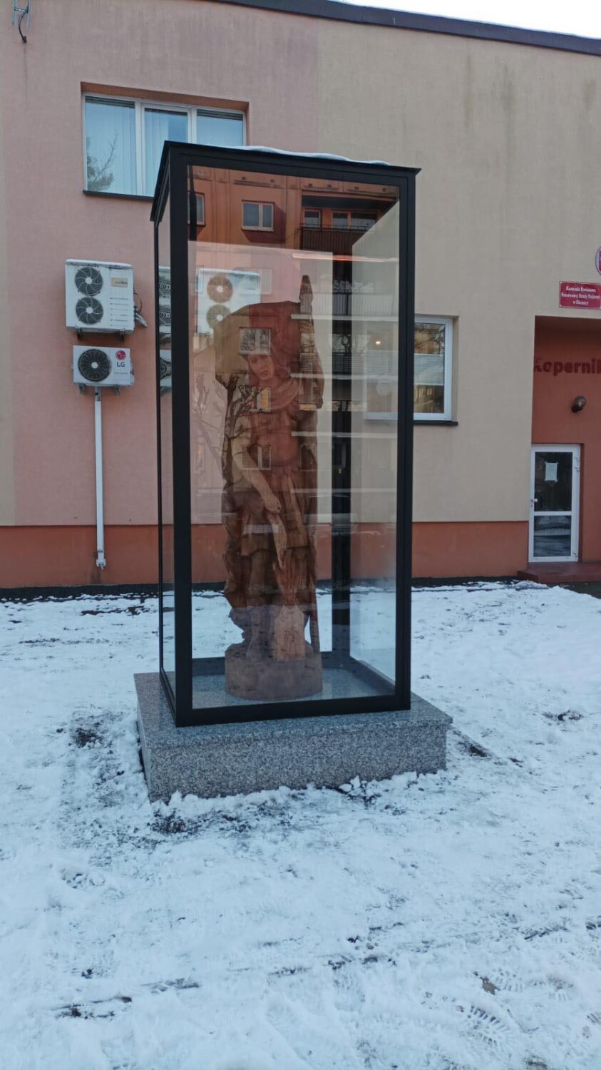 Figura św. Floriana stanęła przed Komendą Powiatową Państwowej Straży Pożarnej w Oleśnicy