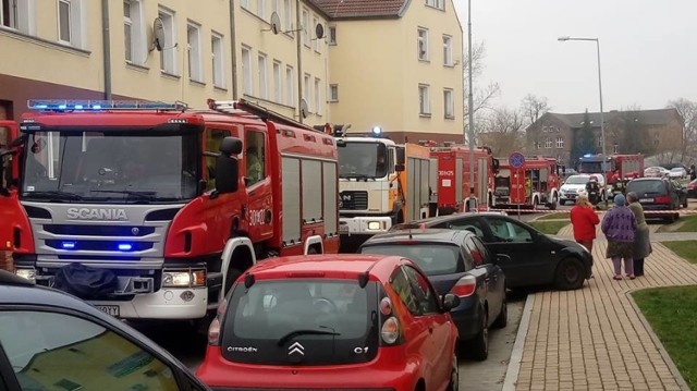 W piątek, 22 marca około południa w Gorzowie zrobiło się głośno od syren woz&oacute;w strażackich. Okazało się, że w centrum handlowym Nova Park doszło do rozszczelnienia instalacji w pralni chemicznej. Doszło do wyrzutu żrącej substancji.

&lt;script class=&quot;XlinkEmbedScript&quot; data-width=&quot;640&quot; data-height=&quot;360&quot; data-url=&quot;//get.x-link.pl/8f44efe2-009a-3a9b-9da5-884ea70bfca5,79be8d41-7feb-d71c-706b-868fd13b39d6,embed.html&quot; type=&quot;application/javascript&quot; src=&quot;//prodxnews1blob.blob.core.windows.net/cdn/js/xlink-i.js?v1&quot;&gt;&lt;/script&gt;

Pierwsze informacje m&oacute;wiły o wybuchu, do kt&oacute;rego doszło w pralni zlokalizowanej w budynku centrum handlowego Nova Park. Szybko okazało się jednak, że do wybuchu nie doszło. Rozszczelniła się natomiast instalacja w pralni chemicznej i doszło do wyrzutu żrącej substancji. 

- Poszkodowana została pracownica pralni, kt&oacute;ra z poparzeniami spowodowanymi tą substancją została odwieziona do szpitala. Była przytomna. P&oacute;źniej zgłosiły się dwie kolejne osoby, kt&oacute;re skarżyły się na zawroty głowy. Nimi r&oacute;wnież zaopiekowali się ratownicy medyczni - m&oacute;wi Bartłomiej Mądry, rzecznik prasowy gorzowskich strażak&oacute;w. 

W wyniku rozszczelnienia instalacji nie doszło do pożaru, ani żadnych poważnych zniszczeń. Trzeba było jednak ewakuować 500 os&oacute;b. To klienci i pracownicy Nova Park. Na dogach i chodnikach sąsiadujących z centrum handlowym zgromadziło się kilkaset os&oacute;b. Ochrona pilnuje, żeby nikt nie wchodził do budynku.

Strażacy czekają teraz na firmę, kt&oacute;ra dostarczała żrącą substancję. To jej pracownicy powiedzą jak zneutralizować środek. Do czasu przewietrzenia budynku i zabezpieczenia żrących chemikali&oacute;w centrum handlowe pozostanie zamknięte. 

Na miejsce wysłano sześć zastęp&oacute;w straży pożarnej. Jest też policja, kt&oacute;ra kieruje ruchem w rejonie centrum handlowego oraz pogotowie. 

Zobacz r&oacute;wnież: GORZ&Oacute;W WLKP. Tak strażacy z OSP Bogdaniec gnają do pożaru traw w Gorzowie
&lt;script class=&quot;XlinkEmbedScript&quot; data-width=&quot;700&quot; data-height=&quot;393&quot; data-url=&quot;//get.x-link.pl/d5ba2c17-48c8-7eb8-a551-f79dcf0c88a2,80d27ac4-3746-7a50-a5cd-4c7a1e126367,embed.html&quot; type=&quot;application/javascript&quot; src=&quot;//prodxnews1blob.blob.core.windows.net/cdn/js/xlink-i.js?v1&quot;&gt;&lt;/script&gt;

&lt;center&gt;&lt;div class=&quot;fb-like-box&quot; data-href=&quot;https://www.facebook.com/gazlub/?fref=ts&quot; data-width=&quot;700&quot; data-show-faces=&quot;true&quot; data-stream=&quot;false&quot; data-header=&quot;true&quot;&gt;&lt;/div&gt;&lt;/center&gt;