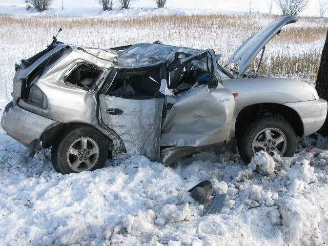 W środę (8.02) około godziny 11:30 dyżurny nowomiejskiej policji został powiadomiony o wypadku drogowym, do którego doszło w miejscowości Zwiniarz. 

Jak wynika z ustaleń funkcjonariuszy kierowca samochodu marki Hyunadi Santa Fe nie dostosował prędkości do warunków panujących na drodze, w wyniku czego stracił panowanie nad pojazdem.